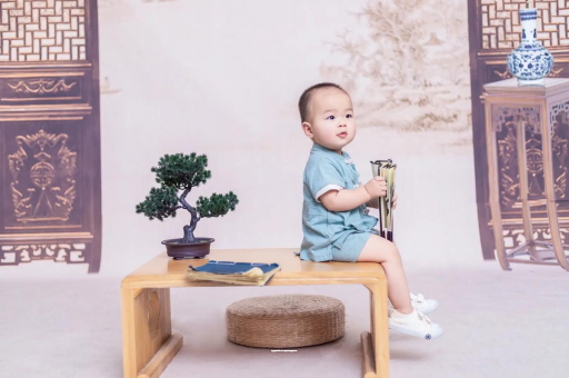 海北女宝宝换尿布 海北女宝宝换尿布